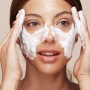 O que é e como usar um sabonete facial?